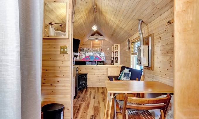 Jamaica House | Tiny House, fire place, fire pit, Stratton; 5 min. 3 min WALK to Pikes Falls!