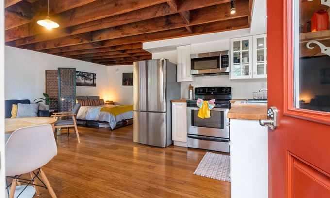 Sabin House | Tiny House in Alameda/Alberta Arts ~ Dog Friendly