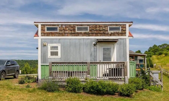 Fleetwood House | Tiny House on Top of a Hill: SPECTACULAR VIEWS!