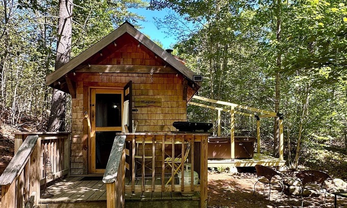 Windsor Cabin | Tiny House with private hot tub on 100 acres