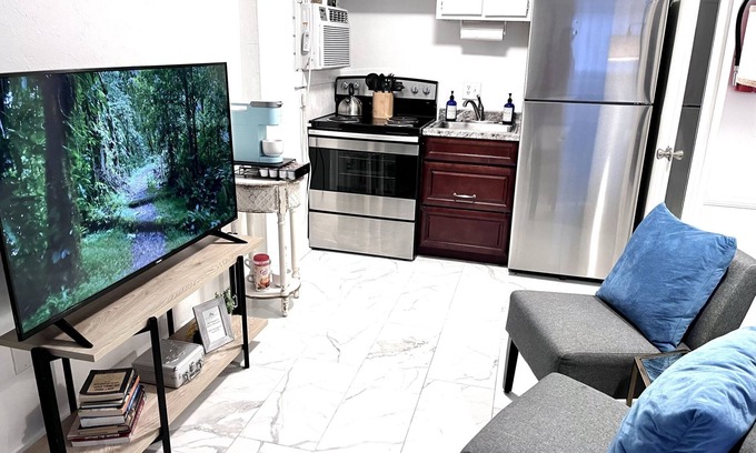 University Heights Cottage | Tiny UF Oasis Walk to Campus