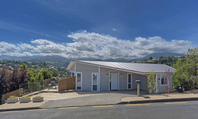 Britannia Heights House | Tipi Haere - Walking distance to Nelson City Centre and the Waterfront!