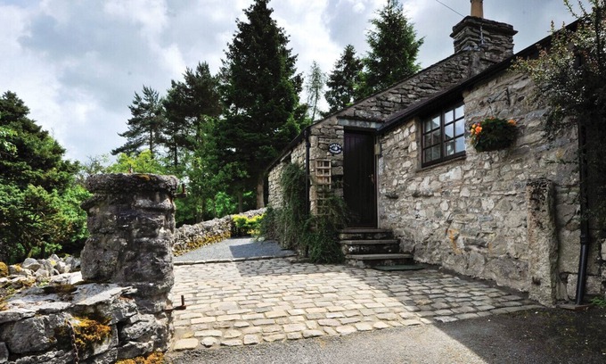 Kendal Cottage | TIPSY GIN COTTAGE, romantic, with open fire in Crosthwaite