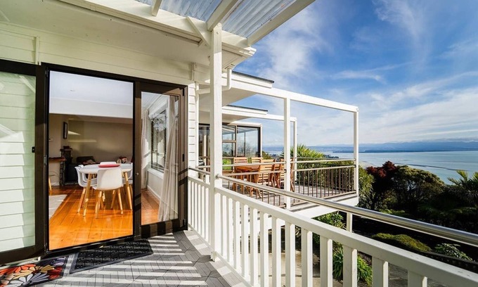 Britannia Heights House | Tiro Tai Coast ViewsnCasual relaxed home overlooking Tahuna Beach with spa pool
