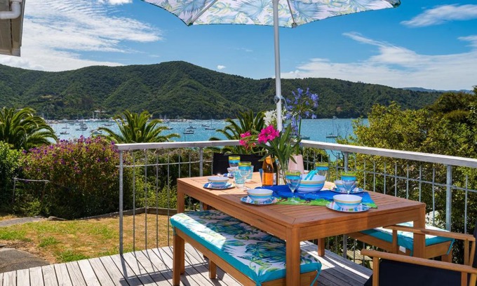 Waikawa Bay House | Tirohanga Wai - Waikawa Holiday Home