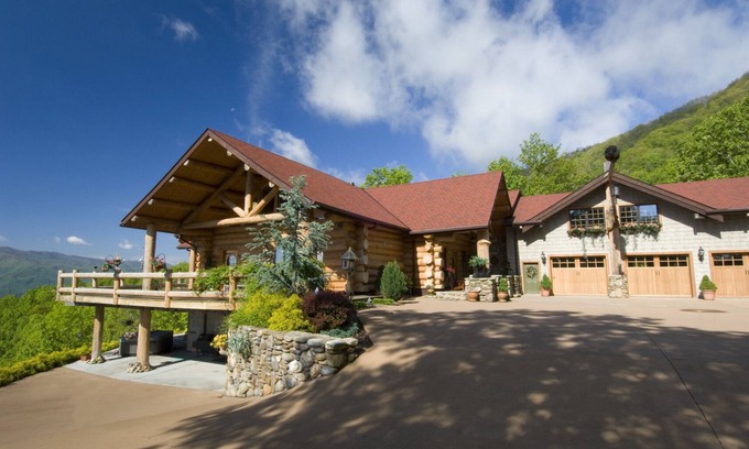 Butler Cabin | TN Mountain Lodge: sleeps 22+ lake, hikes, hot tub, Sauna