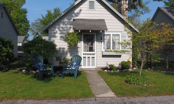 Ludington Cottage | To Ludington Cottages Parkview Cottages. Check our Fall Rates.
