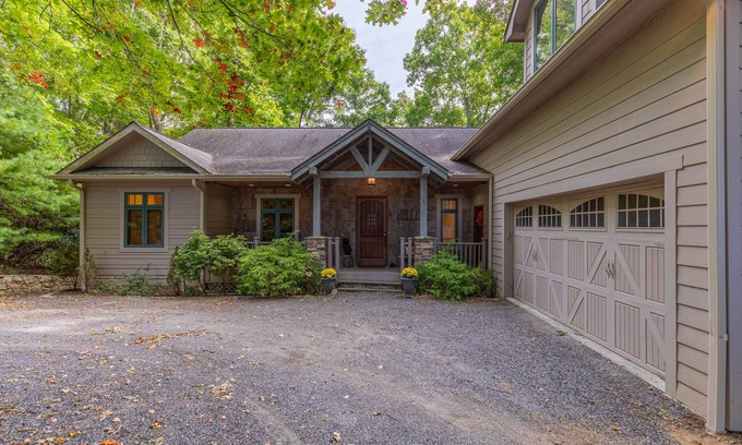 Fleetwood House | Tobey's Den - 4BR pet friendly home in Fleetwood with seasonal views & hot tub!
