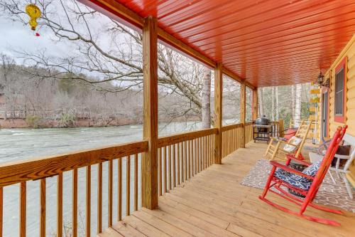 Mineral Bluff House | Toccoa Waterfront Hideaway Hot Tub and Fire Pit!