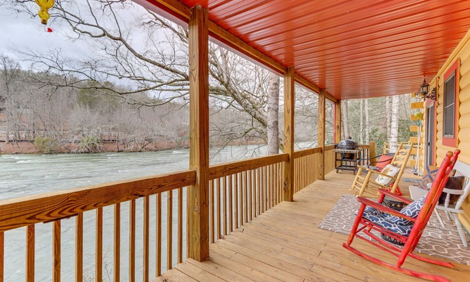 Mineral Bluff Cabin | 'Toccoa Waterfront Hideaway:' Hot Tub & Fire Pit!