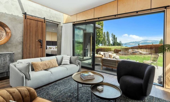 Hamurana Villa | Toka Ridge Lake view, Lux Villa 3bd2bth w/HotTub