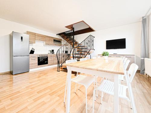 Buchholz Apartment | Tolstov Apartments - 4 Room Maisonette Apartment - 25 min Messe DUS
