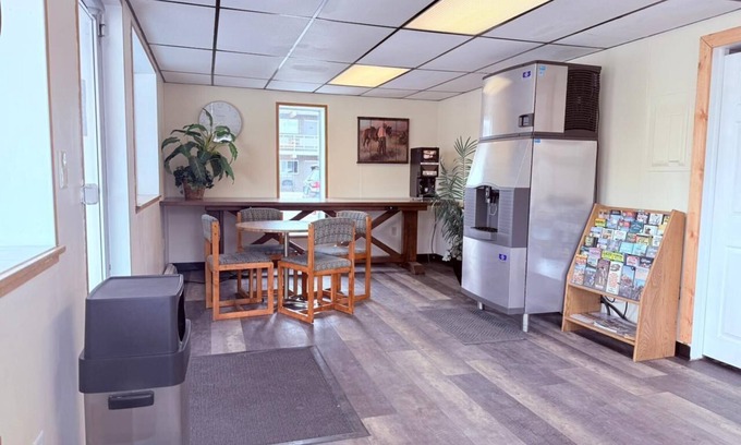 Riverton Hotel | Tomahawk Motor Lodge By OYO Riverton US-26
