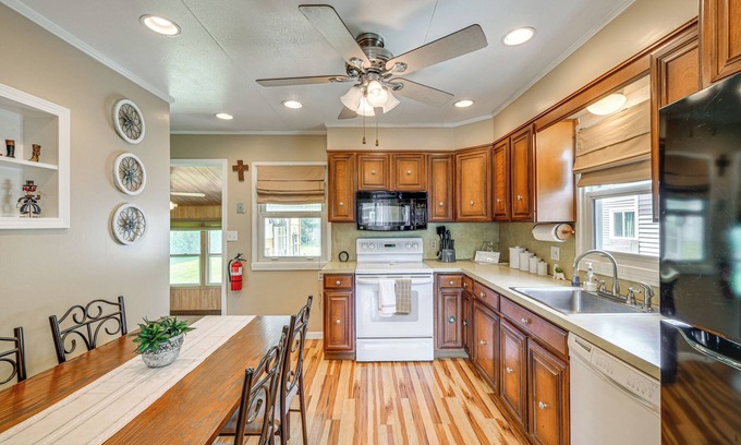 Tonawanda House | Tonawanda Home w/Gas Grill Near Niagara Falls!