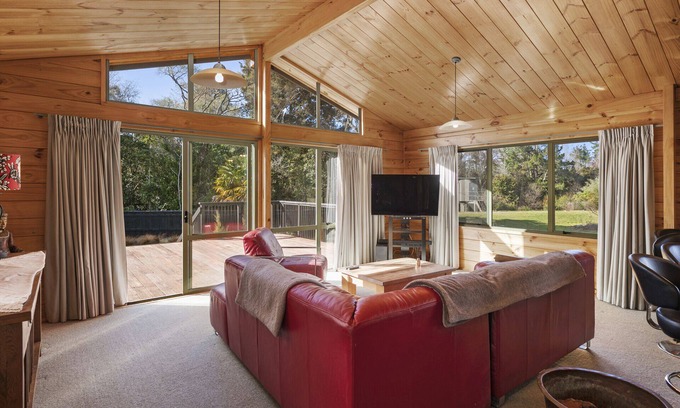 Turangi House | Tongariro Lookout - Turangi Holiday Home
