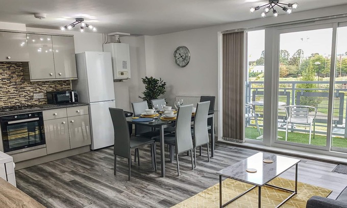 Ipswich Apartment | Toothbrush Apartments - 2 Bed 2 Bath - Ipswich Nr Train - Compair Crescent