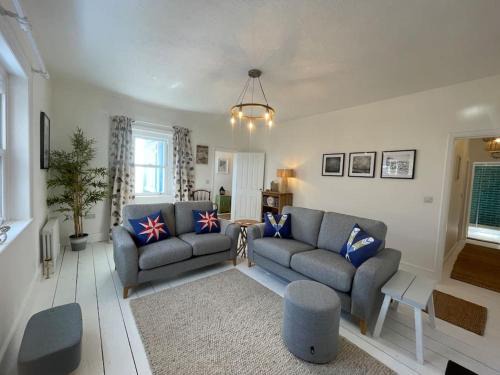 Ventnor Apartment | Top Deck - Fresh, stylish seaside apartment