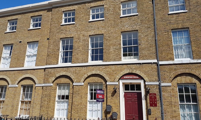 Rochester Apartment | Top floor apartment in historic City of Rochester.