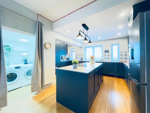 Gorgie Apartment | Top Floor Apartment with Castle Views