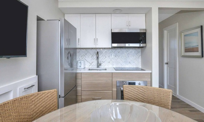 Napeague Apartment | Top Floor Beautiful White & Woody 1BR w/Loft