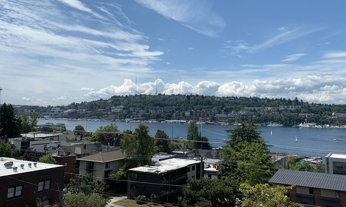 Eastlake Condo | Top Floor Condo - Lake View - Parking - Close to Downtown Seattle