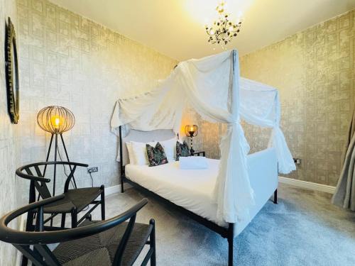 Gorgie Apartment | Top Floor Getaway with Cozy Canopy Bed