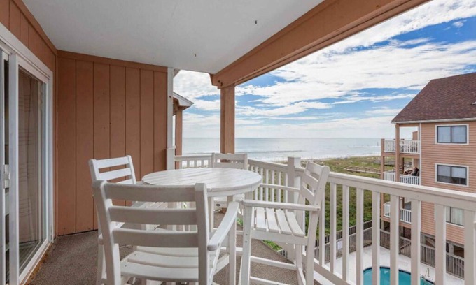 Wilmington Beach Condo | Top Floor Ocean View Oasis