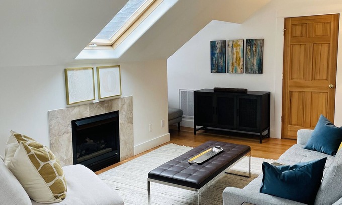 Nob Hill Condo | Top floor of historic home in Nob Hill /Slabtown district