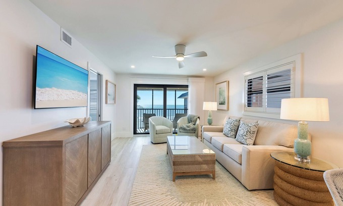 Sanibel Condo | Top floor two-bedroom corner perfect for spectacular beach views.