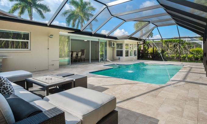 Palm River Estates Villa | {TOP LOCATION} 10 mins away from beach and Mercato / the Coral of Naples