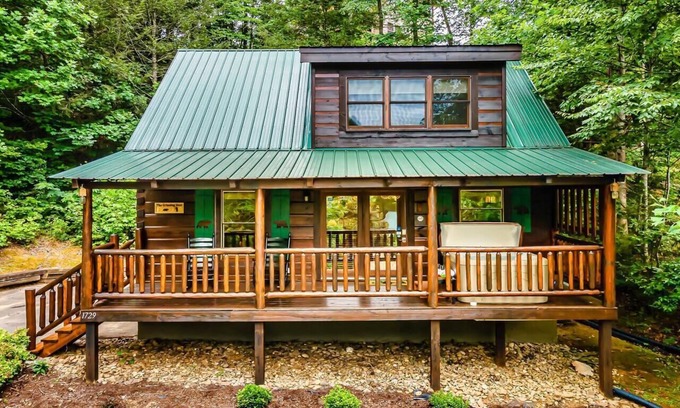 Gatlinburg - Pigeon Forge Cabin | Top Notch, Mountain Views, Fall Foliage, Location!