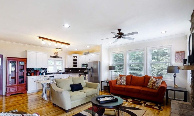 New Tazewell Cabin | Top-of-the-mountain retreat with lake and mountain views, central AC & W/D