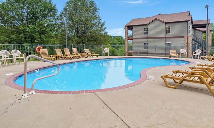 Branson West Condo | Top of the Ridge – 3 BDR for 8!