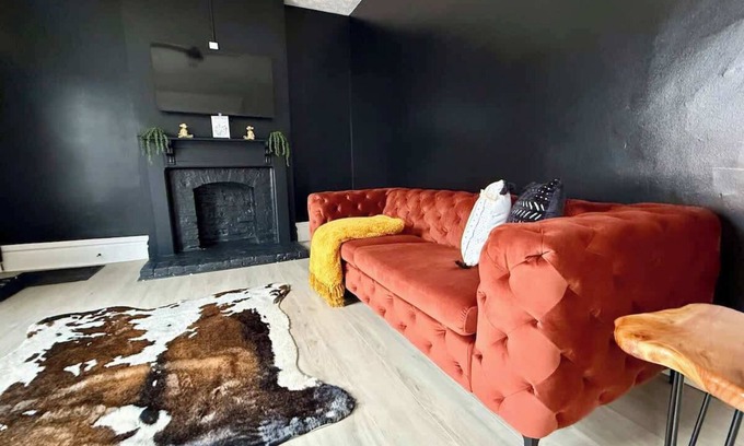 Victorian Village House | Top Rated - Free Parking - PRIME Location
