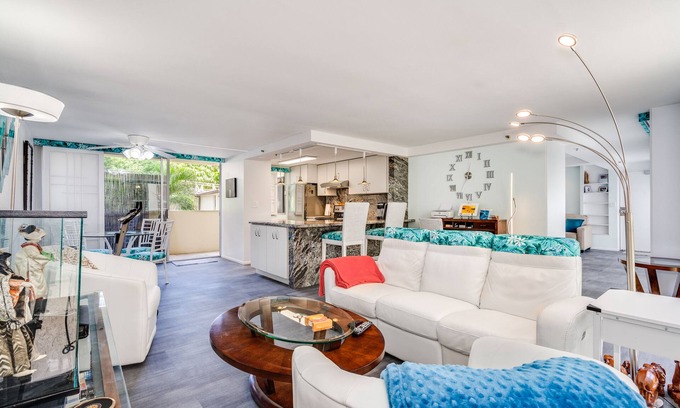 Diamond Head - Kapahulu - St. Louis Condo | Top Remodel of a gorgeous Diamond Head Oceanfront Lanai Condo - Sleeps 4