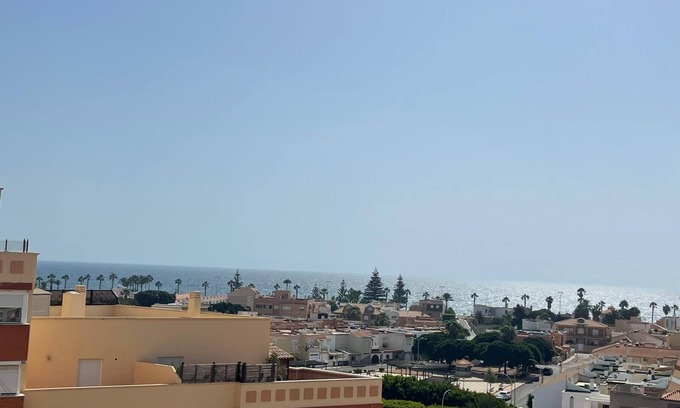 Roquetas de Mar Apartment | Torete es un Ático de Playa en el Centro de la Ciudad, Servicios a pie de Calle