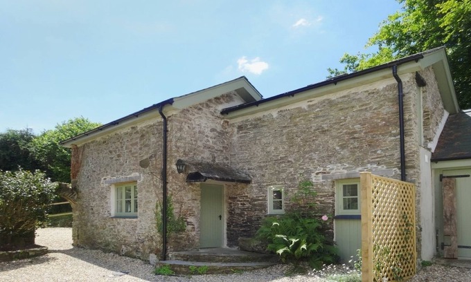 Burgh Island Cottage | TORRINGS BARN, pet friendly, with a garden in Aveton Gifford