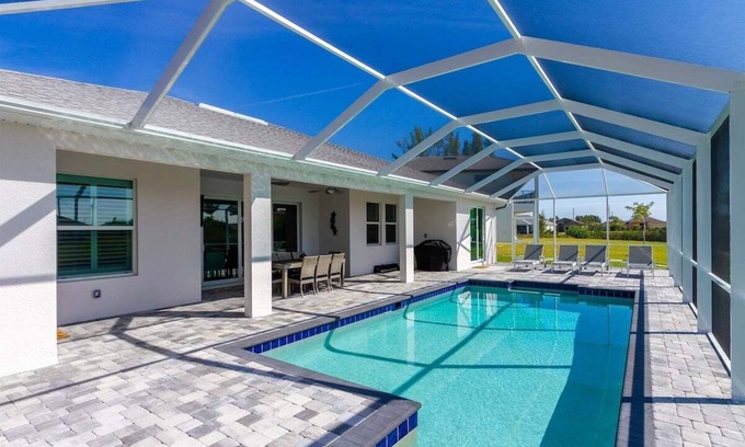 Trafalgar House | Tortuga -4 Bedroom Waterfront Home for Families