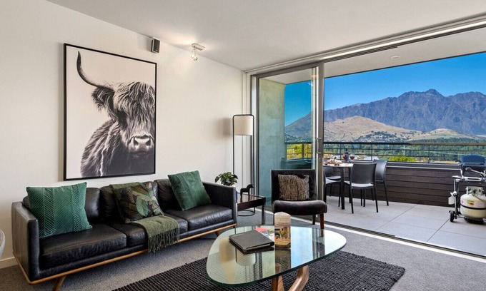 Queenstown Apartment | Toru Alpine Retreat | Central Queenstown | Garage Parking