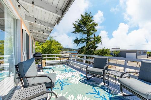 Coupeville House | Totally Beachin Getaway by AvantStay Waterfront