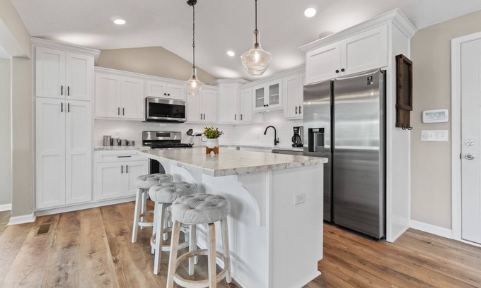 Fremont House | Totally Renovated! Luxury Lakehouse on Snow Lake