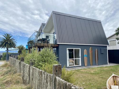 Tata Beach House | Totara Bach