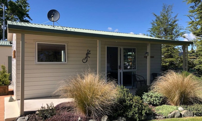 Twizel House | Totara Cottage - Free WifinAvailable 27 Dec 25 - 02 Jan 26 -min stay 5 nights