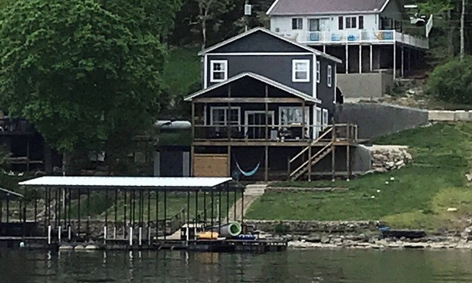 Barnett House | Totum Lake House - Family Getaway with Amazing Views