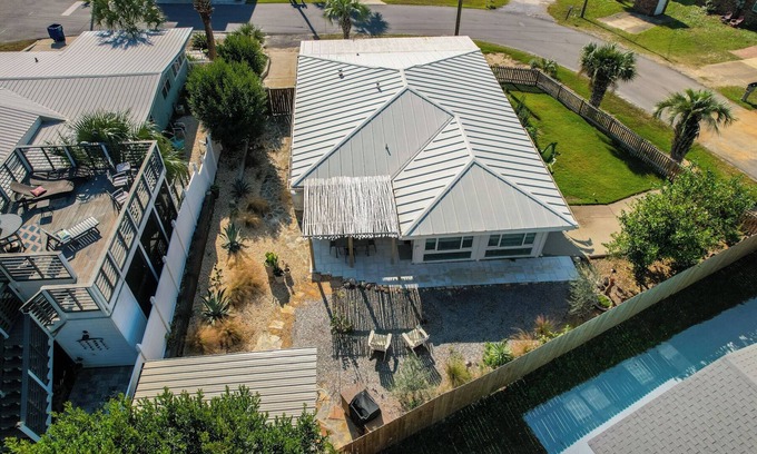 Laguna Beach Estates House | Toucan Tango ~ 1 block to beach + Pier Park & 30a ~ 1966 beach bungalow