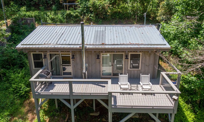 West Jefferson House | Touch of Grey - Riverfront home, pet friendly, near Boone and West Jefferson