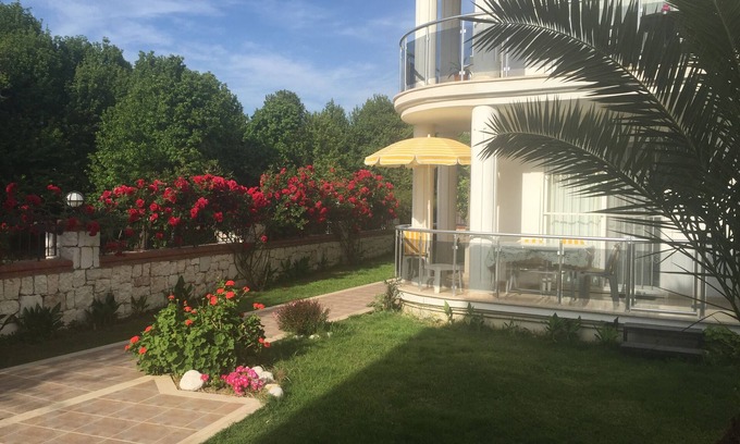 Fethiye City Center Apartment | TOURISM PERMIT GRANTED-Ground Flr Modern Apt-Wifi, pool, Private small Complex