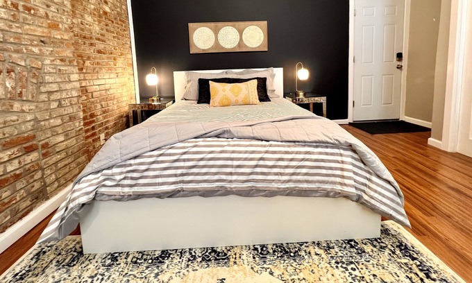 Tower Grove East Apartment | Tower Grove Pet Friendly 2nd Floor Studio - Shared W&D - 4 Mi to Barnes & SLU