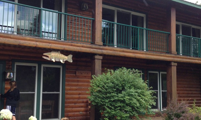 Birchwood Cabin | Towering Pine Cabin: Your Family’s Perfect Getaway