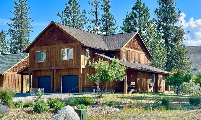 Winthrop Condo | Towering Pines-Dog Friendly, Walk to Ski trail and Close to Town!